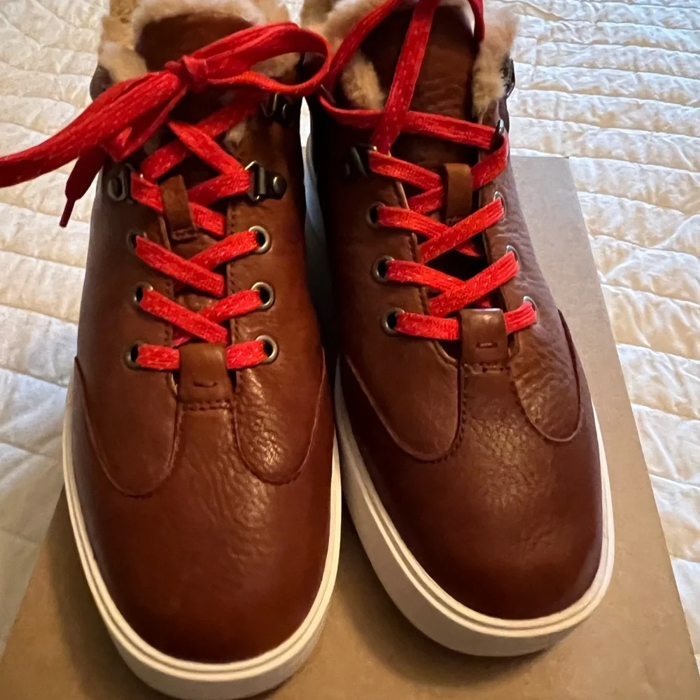 Clarks womans Red and Brown Fur-Lined Sneakers with extra brown laces included - Picture 3 of 10
